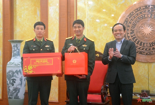 Phó thủ tướng Chính phủ Trần Lưu Quang thăm và chúc Tết cán bộ, chiến sĩ Trung đoàn 50 